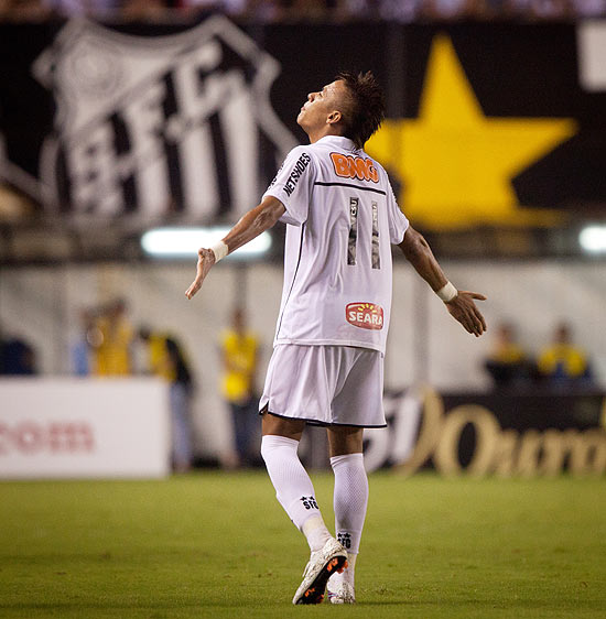 Neymar comemora um de seus dois gols na vitria do Santos sobre a Portuguesa, na Vila Belmiro