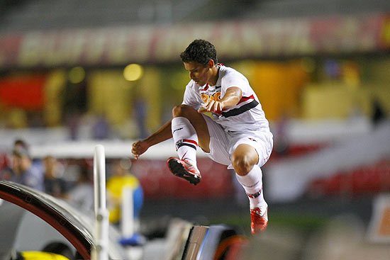 Jean salta depois de marcar o primeiro gol do São Paulo contra o Ituano