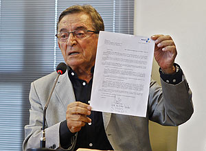 Fábio Koff mostra o documento; veja a proposta ampliada abaixo