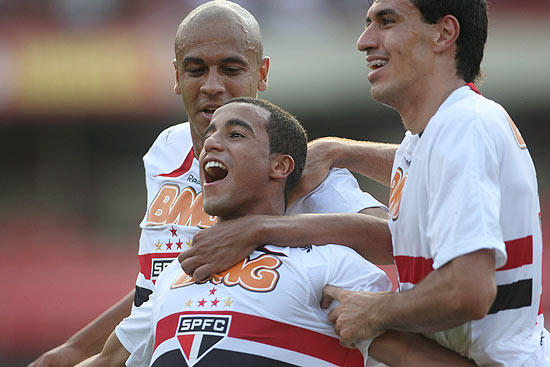 Alex Silva, Lucas e Xandão comemoram um gol do São Paulo pelo Campeonato Paulista