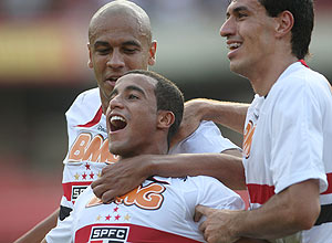 Lucas (centro) comemora seu gol contra o Santo Andr