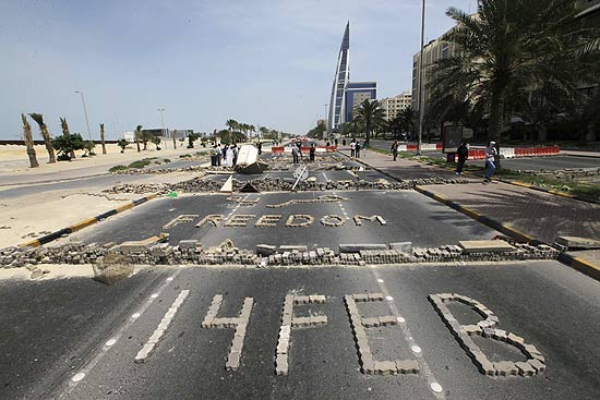 Manifestantes antigoverno protestam em uma das principais avenidas da capital Manama