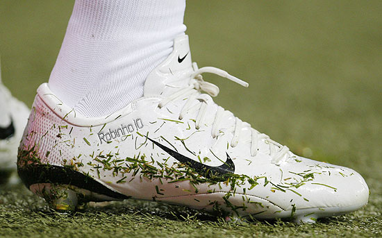 Robinho usa chuteira da Nike com o seu nome na época em que defendia o Real Madrid