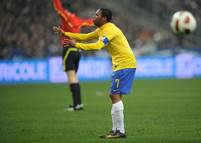 Robinho gesticula na partida da seleção brasileira contra a França
