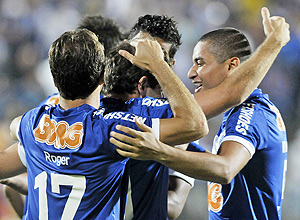 Jogadores do Cruzeiro comemoram a vitria sobre o Tolima
