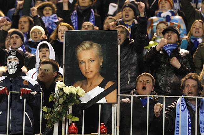 Torcedores do Zenit prestam homenagem para a mulher do goleiro da equipe; clique na imagem e veja mais fotos