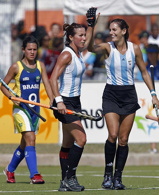 Luciana Aymar (dir.) comemora vitria de 21 a 0 da Argentina sobre o Brasil no Pan-2007; clique para ver mais fotos