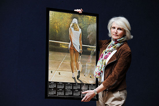 Fiona Walker posa ao lado da imagem que fez quando tinha 18 anos, em Birmingham (Reino Unido)