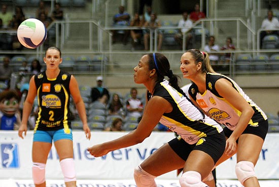 Daimy Ramirez, em ação pelo Praia Clube, realiza recepção, em março de 2011