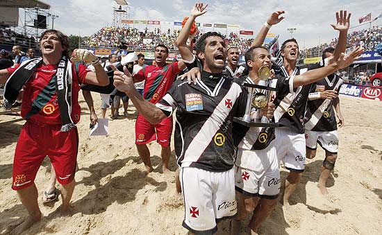 Jogadores do Vasco celebram título do Mundialito de futebol de areia
