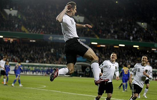 Miroslav Klose salta para festejar o seu primeiro gol na partida deste sbado 