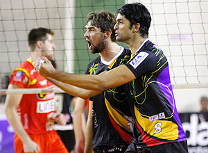 Jogadores do Vôlei Futuro comemoram ponto