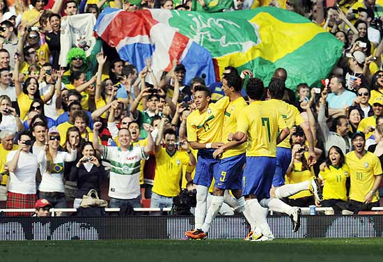 Neymar comemora com os companheiros gol da seleo brasileira