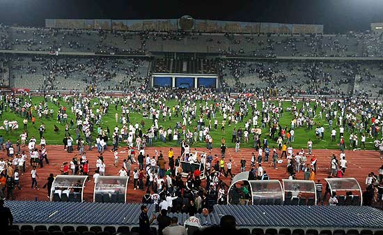 Torcedores do time egipcio Zamalek invadem campo para atacar o rbitro aps gol anulado