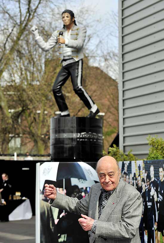ORG XMIT: KIR001 Fulham's Chairman Mohamed Al Fayed unveils a statue of his friend Michael Jackson before their English Premier League football match at Craven Cottage, London, England, on April 3, 2011. AFP PHOTO/GLYN KIRK FOR EDITORIAL USE ONLY Additional licence required for any commercial/promotional use or use on TV or internet (except identical online version of newspaper) of Premier League/Football League photos. Tel DataCo +44 207 2981656. Do not alter/modify photo.