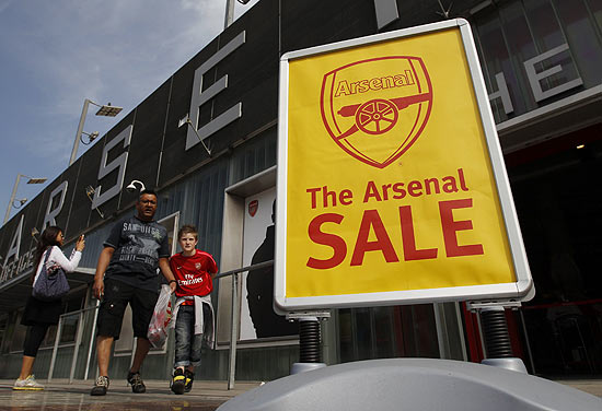 ORG XMIT: CLH107 A sign advertises a sale outside the fan shop of English Premier League soccer club Arsenal at their home ground, the Emirates Stadium, in London April 11, 2011. Arsenal said on Monday it had agreed to be taken over by American billionaire Stan Kroenke in a deal which would value the club at 731 million pounds ($1.2 billion). REUTERS/Chris Helgren (BRITAIN - Tags: BUSINESS SPORT SOCCER)