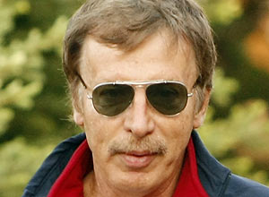 ORG XMIT: SVA901 Stan Kroenke, owner of the Denver Nuggets and the Colorado Avalanche, attends a conference in Sun Valley, Idaho, in this July 10, 2008 file photo. English Premier League soccer club Arsenal said on Monday it had agreed to be taken over by American billionaire Stan Kroenke in a deal which would value the club at 731 million pounds ($1.2 billion). Kroenke, who already owns close to 30 percent of the North London club, said he had offered Arsenal shareholders 11,750 pounds per share and had already secured the backing of 16.1 percent shareholder Danny Fiszman and 15.9 percent shareholder Nina Bracewell-Smith. REUTERS/Rick Wilking/Files (UNITED STATES - Tags: HEADSHOT SPORT ICE HOCKEY BASKETBALL SOCCER BUSINESS)