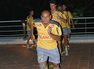 Jogadores fazem treino físico no hotel