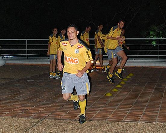 Jogadores do Santos treinam no terraço de hotel, em Assunção