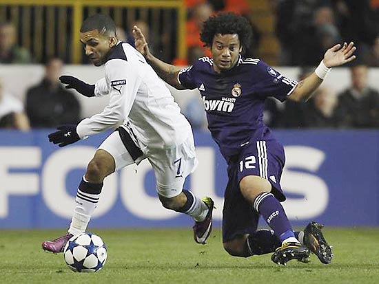 O lateral esquerdo brasileiro Marcelo (dir.), do Real Madrid, disputa jogada contra Lennon, do Tottenham, em Londres