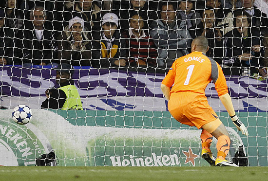 Gomes observa a bola entrar na rede aps falha em chute de Cristiano Ronaldo, em Londres