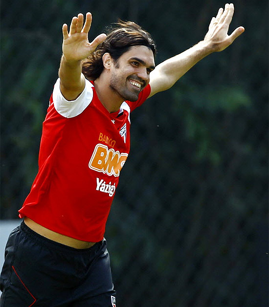 O ex-atacante Fernandão em treinamento do São Paulo em abril de 2011