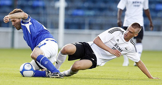 Noel Bailie (esq.) rouba bola de Markus Henriksen, do Rosenborg, durante qualificatória da Copa dos Campeões