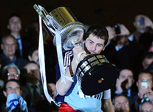 Real Madrid's goalkeeper and captain Iker Casillas celebartes with the trophy after winning the Spanish Cup final match Real Madrid against Barcelona at the Mestalla stadium in Valencia on April 20, 2011. Real Madrid won 1-0. AFP PHOTO / JOSE JORDAN