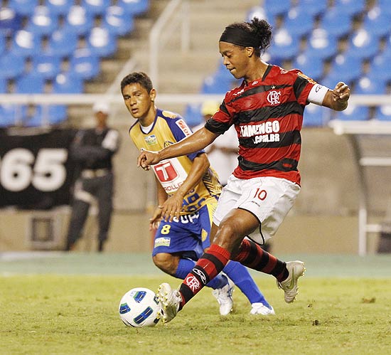 Ronaldinho Gaúcho, atacante do Flamengo, cobra falta no jogo contra o Horizonte, no Engenhão