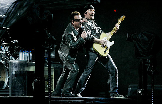 Bono Vox e o guitarrista The Edge durante a apresentação da banda U2, estádio do Morumbi, em 2011