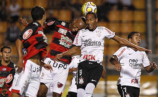 Liedson tenta ganhar jogada aérea na zaga do Oeste