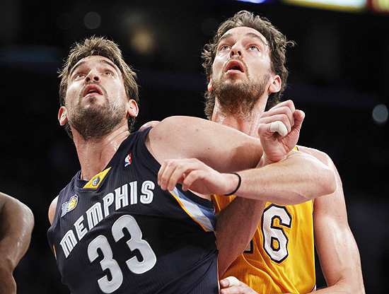 Marc Gasol (esq.) e Pau Gasol disputam espao durante uma partida entre Memphis Grizzlies e Los Angeles Lakers