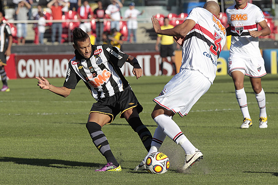 O atacante Neymar (esq.) disputa bola com o zagueiro Alex Silva durante o clssico no Morumbi