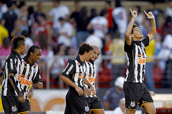 O meia Paulo Henrique Ganso (dir.) comemora o seu gol na vitria do Santos sobre o So Paulo