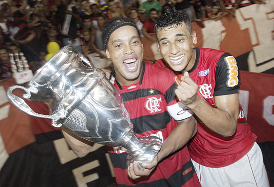 Ronaldinho Gaúcho, atacante do Flamengo, comemora título Carioca