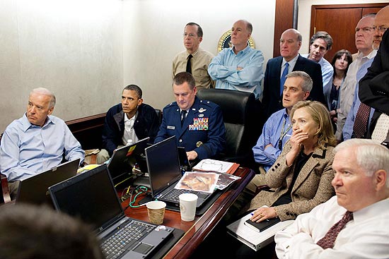 Hillary Clinton leva mão à boca enquanto assiste operação contra Osama bin Laden; espirro ou angústia?