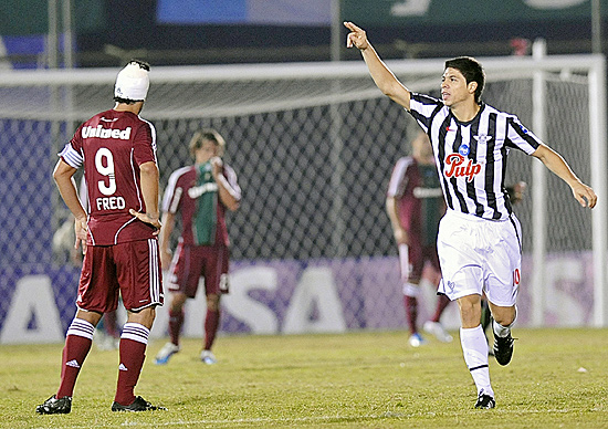 Rojas (dir.) comemora gol do Libertad, enquanto Fred (9) lamenta eliminao do Fluminense