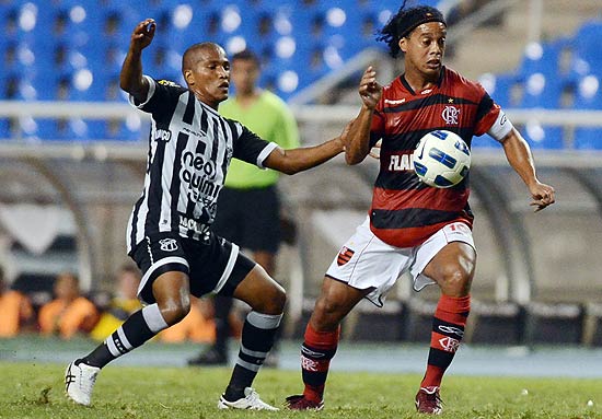 Ronaldinho tenta passar pela marcação em jogo contra o Ceará, no 
Engenhão