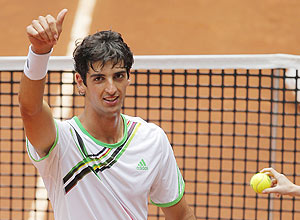 O brasileiro Thomaz Bellucci comemora vitória sobre o tcheco Tomas Berdych, em Madri