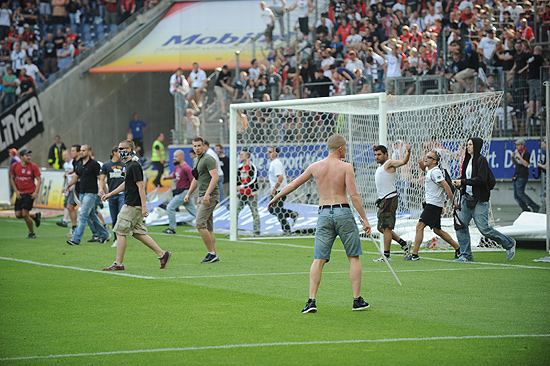 Torcedores do Frankfurt invadem o gramado após a derrota para o Colônia no Alemanha