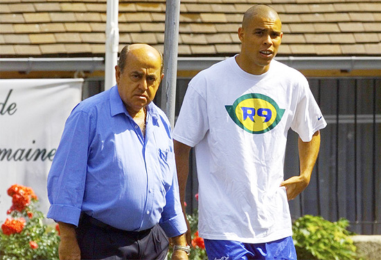 O médico Lídio Toledo e o atacante Ronaldo depois da Copa do Mundo de 1998, na França