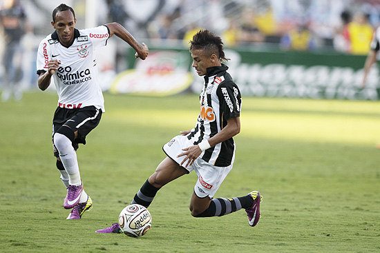 Marcado por Liedson, Neymar tenta jogada ofensiva; clique na foto e veja galeria