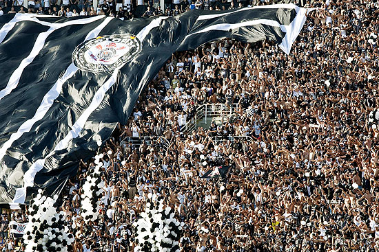 Torcida do Corinthians faz a festa nas arquibancadas do estádio do Pacaembu