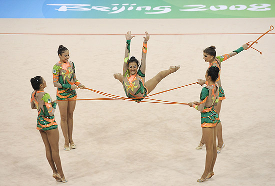 Conjunto brasileiro de ginástica rítmica se apresenta com cordas na Olimpíada de Pequim, em 2008
