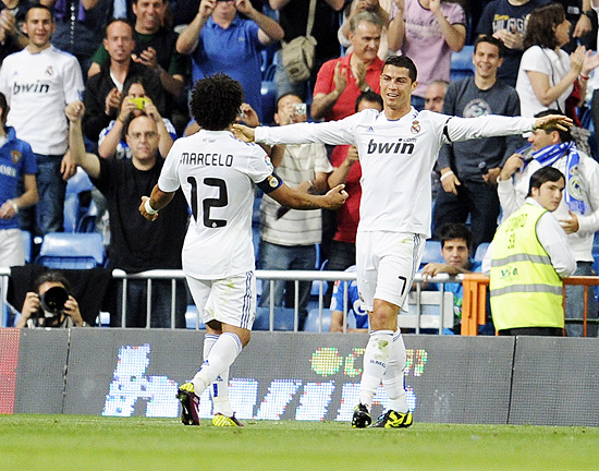 O brasileiro Marcelo (esq.) corre para abraar Cristiano Ronaldo para comemorar gol do Real