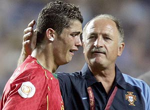 Felipo consola Cristiano Ronaldo aps vice de Portugal na Eurocopa-2004 em casa, diante da Grcia
