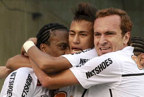 Arouca, Neymar e Z Love comemoram o gol do Santos sobre o Corinthians, na Vila Belmiro