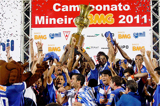 Jogadores do Cruzeiro levantam a taça do Campeonato Mineiro após vencer o Atlético