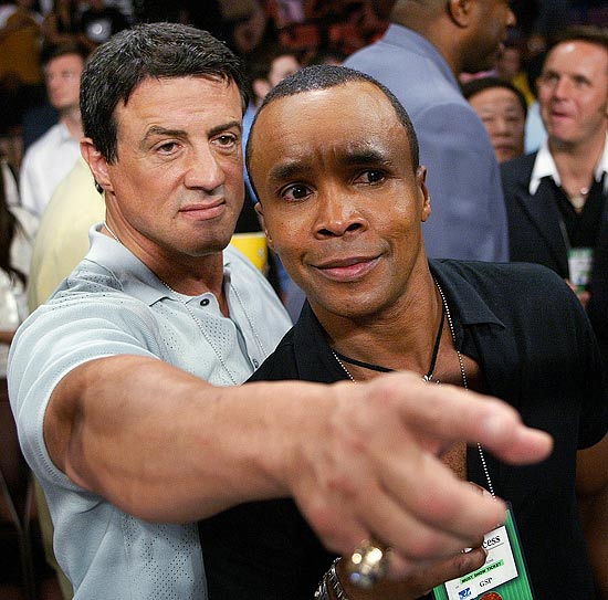 O ex-campeão mundial Sugar Ray Leonard conversa com o ator Sylvester Stallone