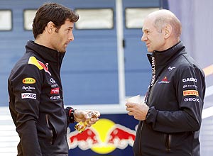 Adrian Newey ( direita) conversa com o piloto australiano Mark Webber, da Red Bull